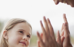 Khen ngợi trẻ: Lợi ít, hại nhiều